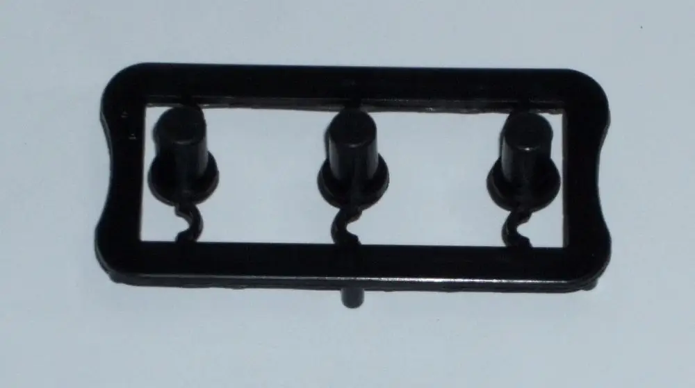 Drei schwarze Druckknöpfe in einer rechteckigen Halterung, passend für Produkte von Daikin. Die Knöpfe sind zylindrisch und befinden sich gleichmäßig verteilt.